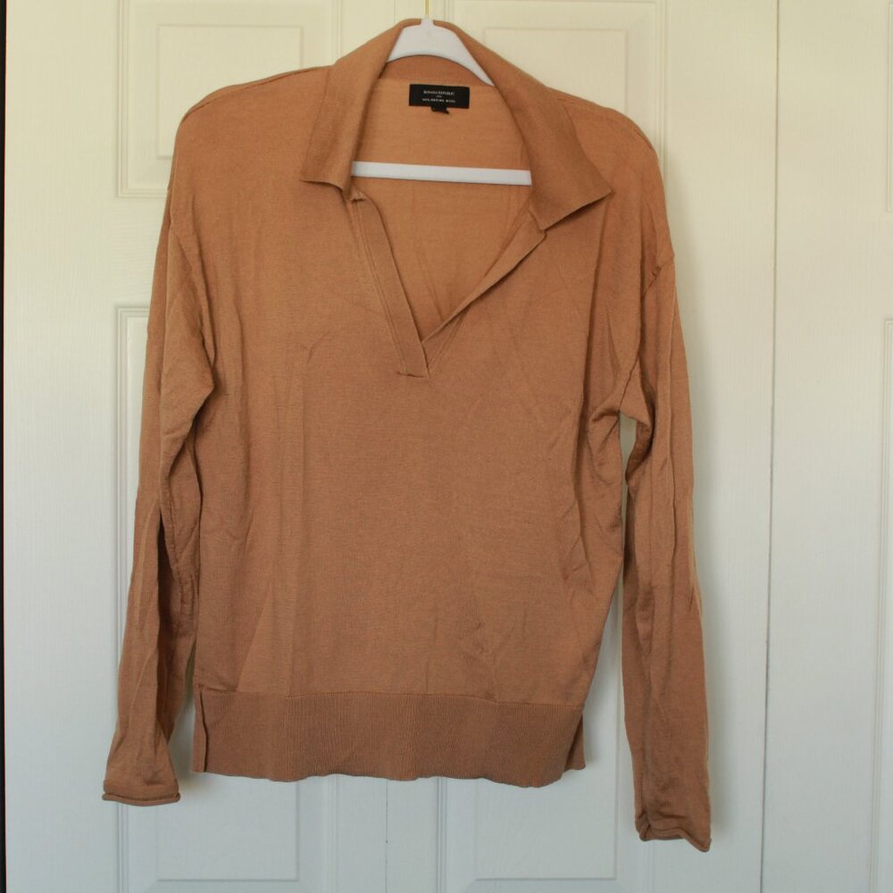 Banana Republic tan merino wool v-neck collar sweater size Large